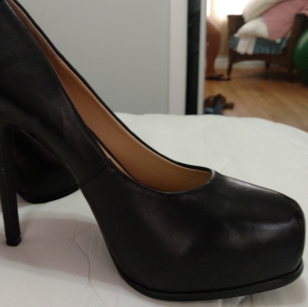 Kelsi Dagger platform pumps